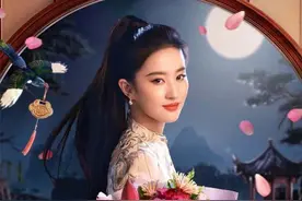 刘亦菲真给国人长脸！一袭中式穿搭惊艳海外，旗袍马尾尽显东方美图片