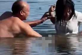 河南60岁老头，将女孩扑进水，自称教游泳，目击者曝光更多实情图片