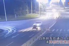 男子骑电动车横过斑马线，结果被小车撞飞，双方承担同等责任图片
