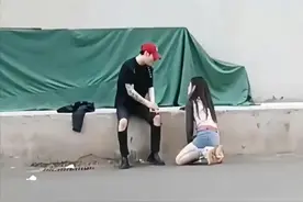 女子当街给外国男友下跪，苦苦哀求不要分手，网友：真丢人图片