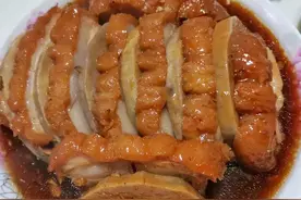 广西十大特色美食:1、纸包鸡2、柠檬鸭、3、啤酒鱼4、荔浦芋扣肉图片