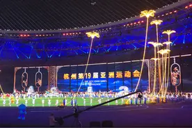 杭州亚运会闭幕，亚运体育场草坪成主舞台，导演组：草坪下埋设了4万个LED灯珠配合舞台演出图片
