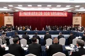 广东代表团举行开放团组活动 黄坤明王伟中等代表回答记者提问 黄楚平主持图片