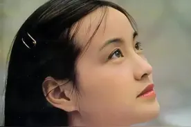 刘晓庆回忆生父和继父，一个爱，一个恨，对他们的感情，爱憎分明图片