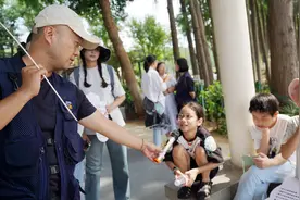 跟齐天大圣比身高？20组亲子家庭中秋奇妙游图片