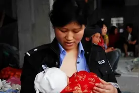 16年前，汶川女警揭衣哺育9婴，归来连升四级，最后结局泪目图片