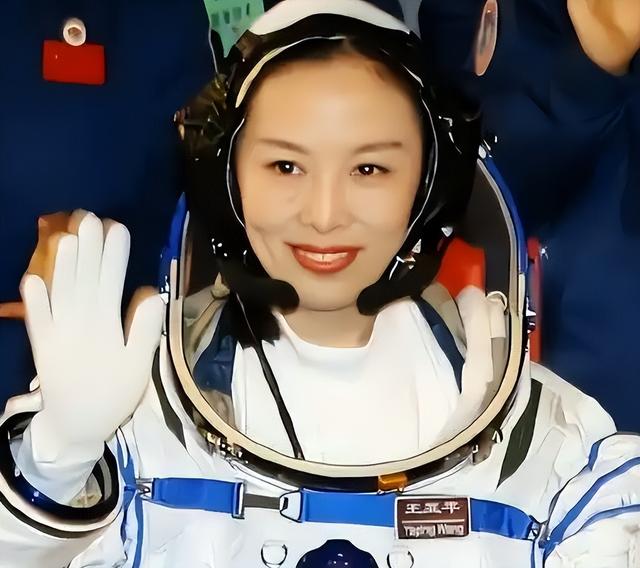 牺牲太大！王亚平曾谈及太空之旅的辛酸，落地后身体弱路都走不了