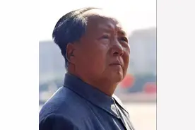 太感人！两位老人在毛主席雕像前跪嚎啕大哭，像个委屈的孩子一样图片