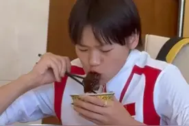 全红婵吃牛排上不了台面？笑死，那你是没见过英国女王喝酒！图片