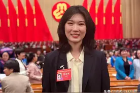 排面！王梦洁去北京开会，一身正装颜值高，稳坐主力自由人图片