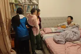 湖北阳新：男童反锁家门酣睡 奶奶焦急求助消防图片