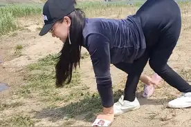 “爬行妈妈”董明英：嫁大22岁光棍，不听劝3年生俩，如今怎样了图片