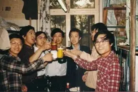 八十年代大学宿舍老照片，拥挤的环境里装满天之骄子的青春图片