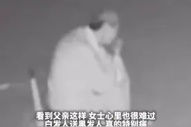 老父亲凌晨独坐家门口，思念自己两个过世的儿子图片