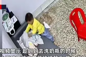 震惊！2岁半小男孩做出“谋杀”刚满月妹妹的动作！网友惊讶图片