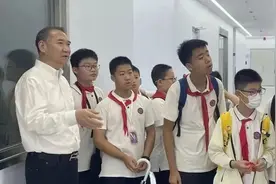 劳模工作室迎来了一群特别的客人，他们发现了……图片