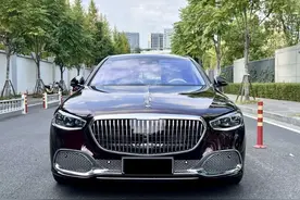 花450万买新奔驰迈巴赫S680，稀有紫红色，车主：限量版需八百万图片