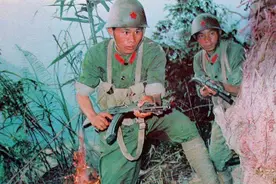 突遇敌人，该先开火还是大喊“不许动”？79年边防团第一仗有教训图片
