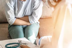 绝经两年，突然又来月经了？或许是疾病的征兆，女性需知晓图片