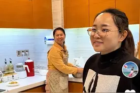 小凤邀请2个保姆一起吃自助餐，红姐和阿姨两种反应，笑死了图片