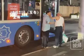 扶不扶？上海公交车司机搀扶摔倒老人又被讹？路人：愿为司机作证图片