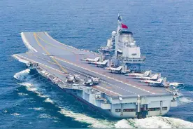 日本军舰侵入中国领海后，又冲闯解放军演习，主炮对准山东舰编队图片