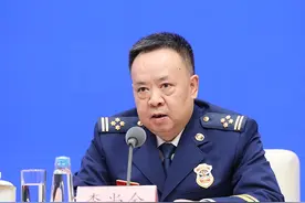 应急管理部：五年来165名消防员在灭火救援等任务中牺牲、1300多人光荣负伤图片