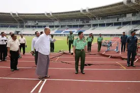 缅甸国管委主席敏昂莱视察震损内比都瓦纳德啼体育场，并作出指示图片