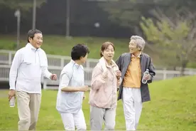 睡觉时，穿袜子与不穿袜子，会有什么区别？哪个更有益健康？图片