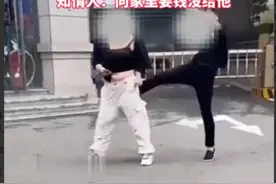 男孩殴打母亲后续：结局出乎意料， 孩子下午被领走，评论区沸腾了图片