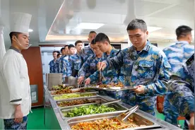3000多个舱室一天7顿饭，看山东舰一天消耗，难怪小国养不起航母图片