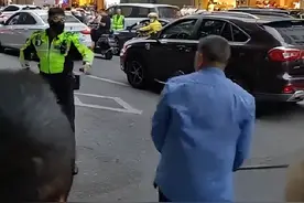 网友称东莞街头一“制服男”向交警挥棍，被喷辣椒水后控制；警方：男子有精神问题，家里没管控好图片