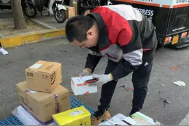 寒潮下的快递小哥：派送速度与温度并存图片
