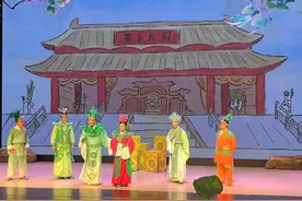 多媒体创意戏曲秀《一园青菜成了精》在石家庄大剧院首演图片