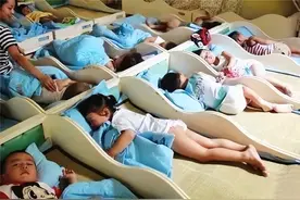 幼儿园老师群里发出孩子午睡照片，不到10秒急忙撤回，却为时已晚图片