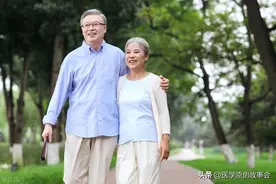 寿命是长是短，看走路就知道？走路时有5个特征，与长寿或无缘图片