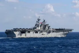 十国在南海同时两场军演，我战机挂弹升空迎敌图片