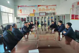 南阳市教育局到帮扶村 开展“迎双节、送温暖、固成果”活动图片
