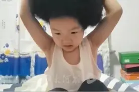笑不活了！5岁女孩天生爆炸头发量惊人，网友评论乐翻评论区图片