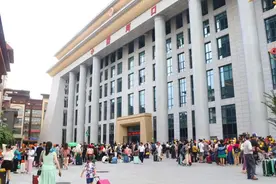 “跨国上班族”成为中越边境经贸往来风景线图片