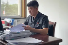楼上租户漏水，楼下住户受损，相应责任谁来承担？图片