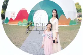 七星景区里的帐篷剧场吸引众多观众！现场欢声笑语不断，孩子们也尽兴而归图片