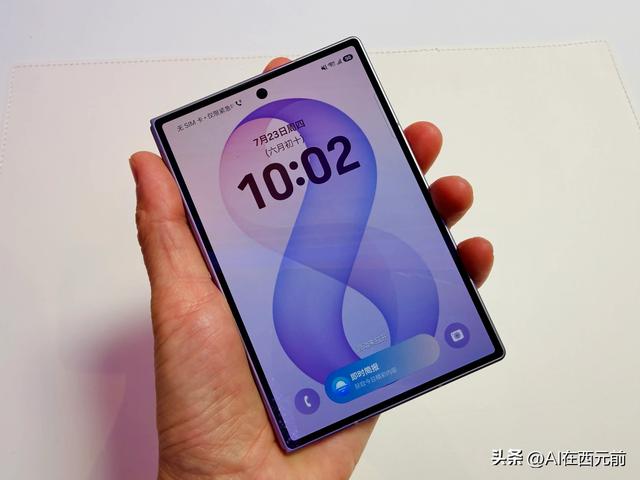 “阔折叠”三星Galaxy Z Fold8上手，看书看视频合适不过