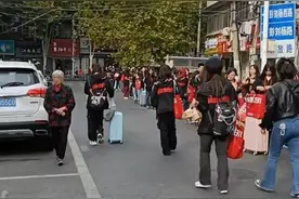 华晨宇来汉带火武汉一甜品店，上千歌迷排队品尝华晨宇“最爱”甜品图片