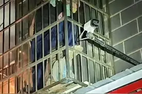 湖南长沙 男子被困火场，消防架梯破窗化险图片