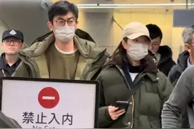 朱亚文沈佳妮现身机场，婚变传闻后首同框，穿情侣装十指紧扣好甜图片