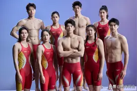 中国游泳队奥运大合影汪顺C位潘展乐其次，张雨霏覃海洋位置靠后图片