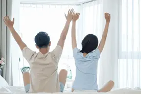 晨起后，别再立即叠被子了，专家并不建议你这样做，原因很明显图片