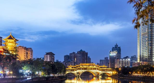 法国人来成都旅游，回国后摇头感慨：中国已经是超一等国家了