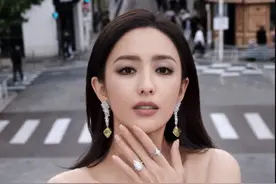 戛纳这一夜太尴尬！佟丽娅对着镜头狂凹造型受冷落！频遭保安劝离图片